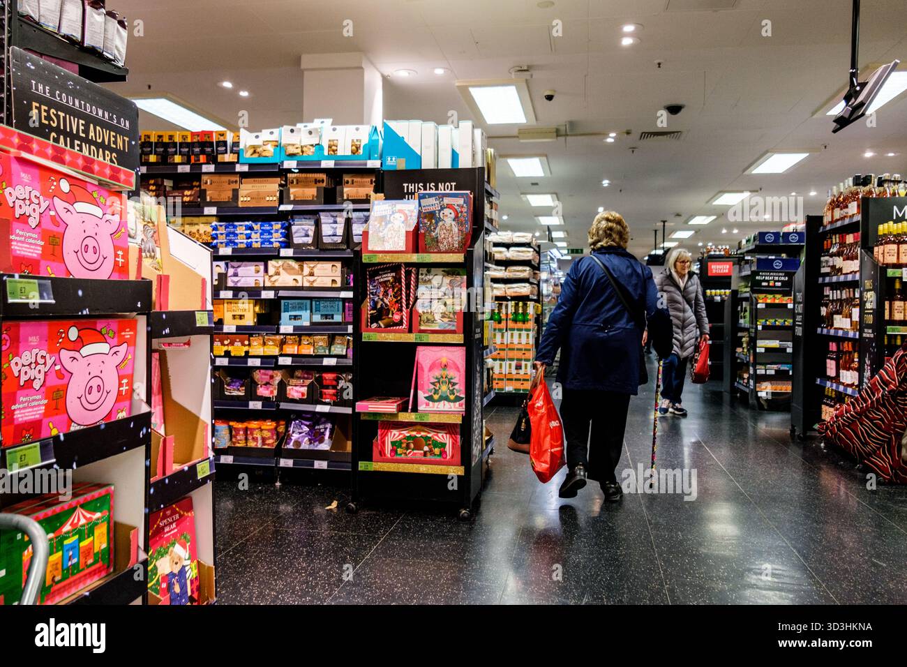 Londra Regno Unito, 06 novembre 2025, due Anonymous Senior Women Shoppers in Marks e Spencer con Percy Pig festive Advent Calendars Foto Stock