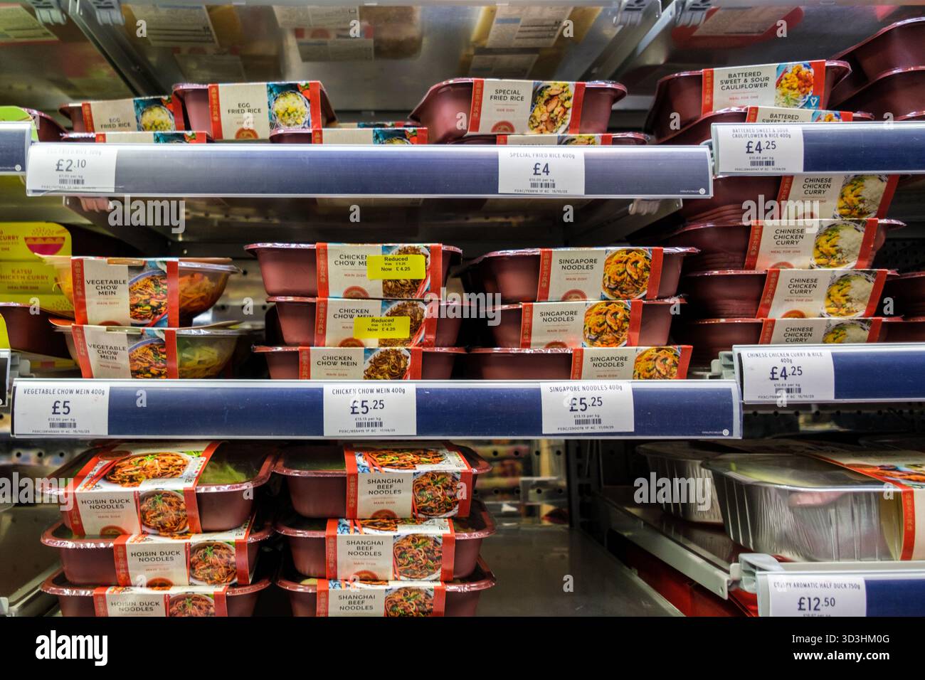 Londra Regno Unito, 06 novembre 2025, Selezione di marchi e Spencer stile cinese pasti pronti convenienti Foto Stock