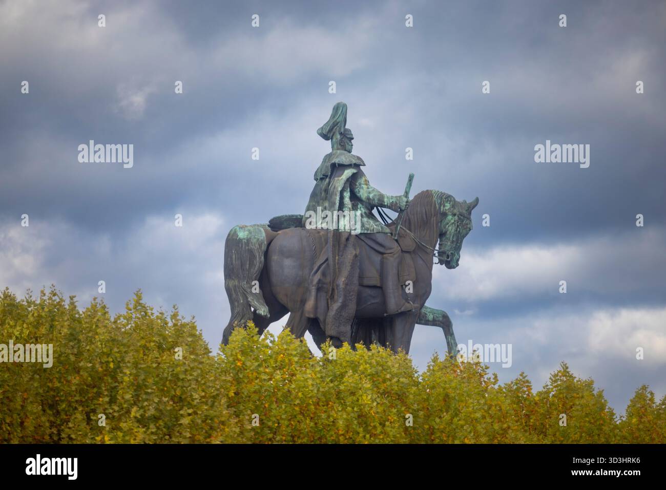 Statua equestre dell'imperatore tedesco Guglielmo i a Coblenza in un giorno d'autunno Foto Stock