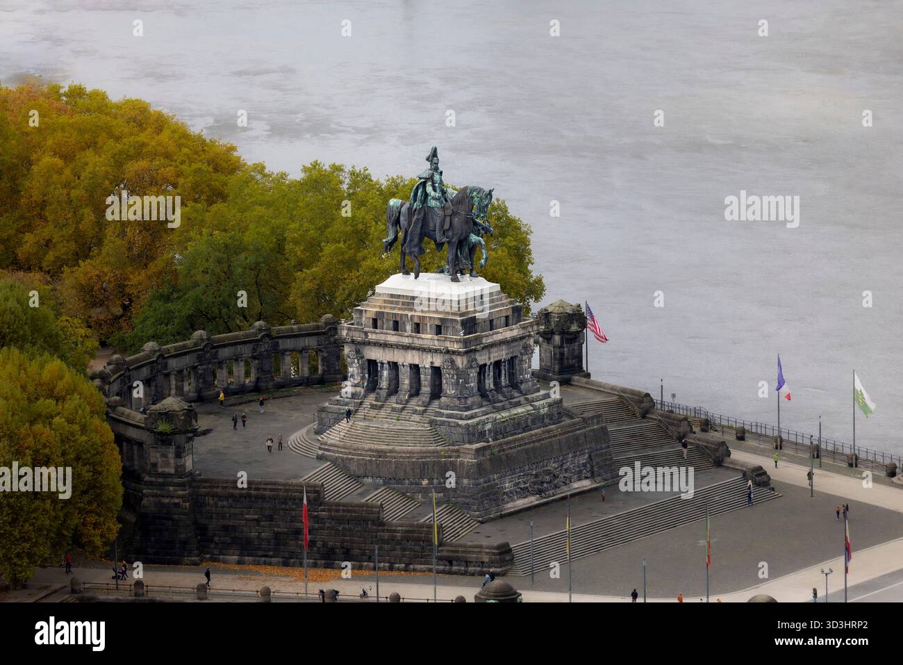 Statua equestre dell'imperatore tedesco Guglielmo i a Coblenza in un giorno d'autunno Foto Stock