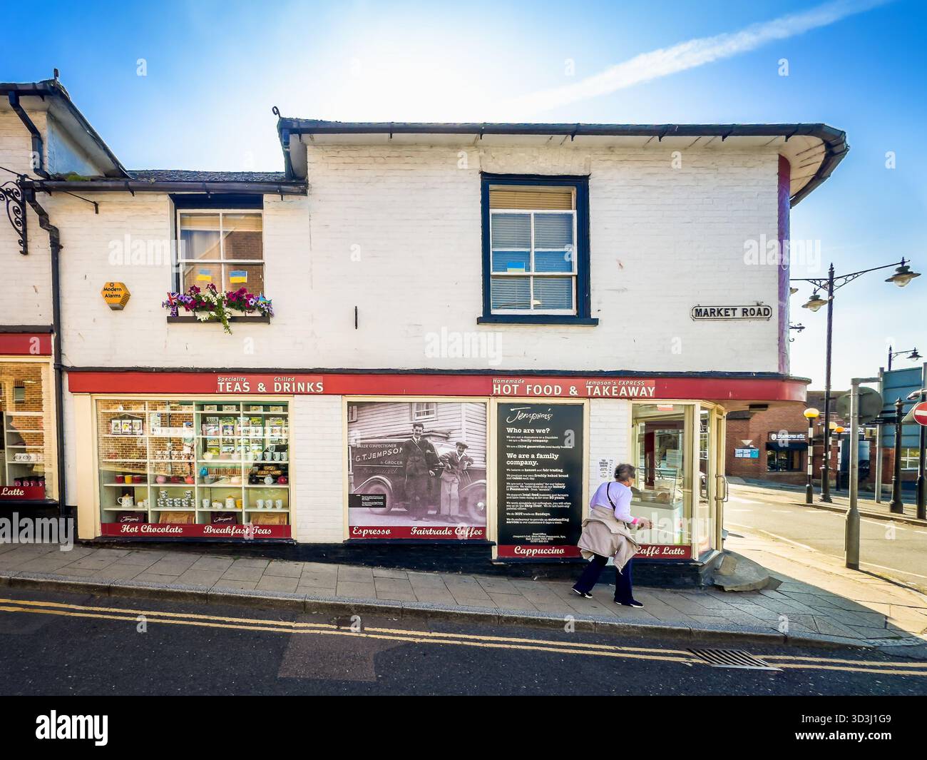 East Sussex, Inghilterra, 22 agosto 2023, vista del Jempson's Express, una caffetteria nel centro di Rye Foto Stock