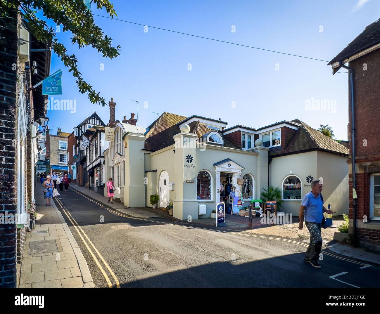 East Sussex, Inghilterra, 22 agosto 2023, veduta di una scena urbana in Market Road nel cuore di Rye Foto Stock