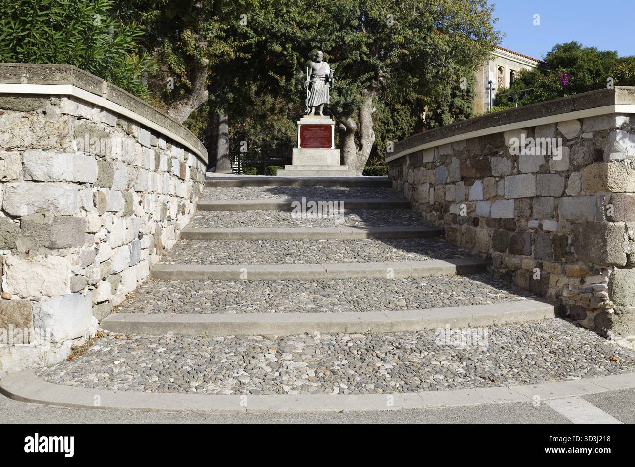 Monumento, statua, Ippocrate, anche Ippocrate di Kos, famoso medico antico, padre della medicina moderna, 460-370 a.C. sorge alla fortezza di Neratzia, Old Tow Foto Stock