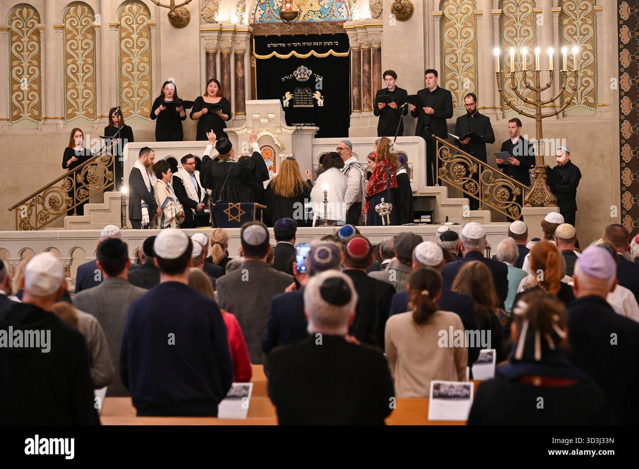 Ordindationsfeier in der Berliner Synagoge Rykestrasse foto vom 06.11.2025. In Deutschlands groesster Synagoge Rykestrasse in Berlin-Prenzlauer Berg werden am 06.11.2025 zwei Rabbinerinnen ordiniert. Die in Tel Aviv geborene Alisa Bach und die im ukrainischen Charkiw geborene alla Mitelman wurden am Potsdamer Abraham-Geiger-Kolleg ausgebildet. Siehe epd-Meldung vom 06.11.2025 SOLO PER USO EDITORIALE *** cerimonia di ordinazione presso la sinagoga Rykestrasse di Berlino foto dal 06 11 2025 due rabbini femminili saranno ordinate presso la più grande sinagoga della Germania, Rykestrasse a Berlino Prenzlauer Berg il 06 11 2025 Foto Stock