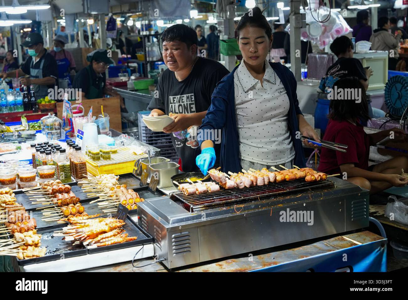 Venditore di pesce al mercato LAN Pho Na Kluea di Pattaya, Thailandia, vivace mercato del pesce locale con pesce fresco e autentica cultura tailandese Foto Stock