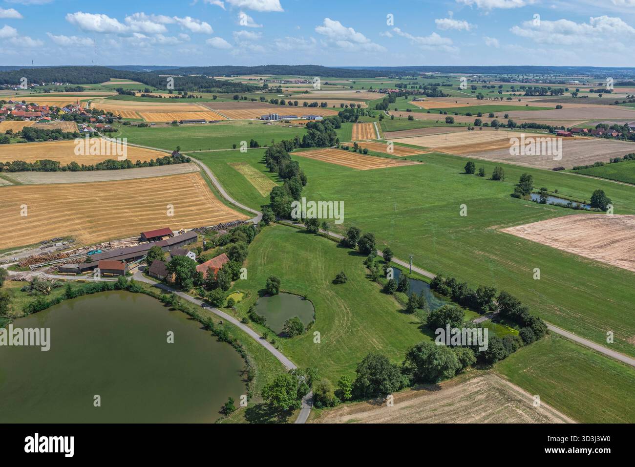 Vista del paesaggio del lago Hornauer Weiher nel Parco naturale Frankenhöhe vicino a Burgbernheim Foto Stock