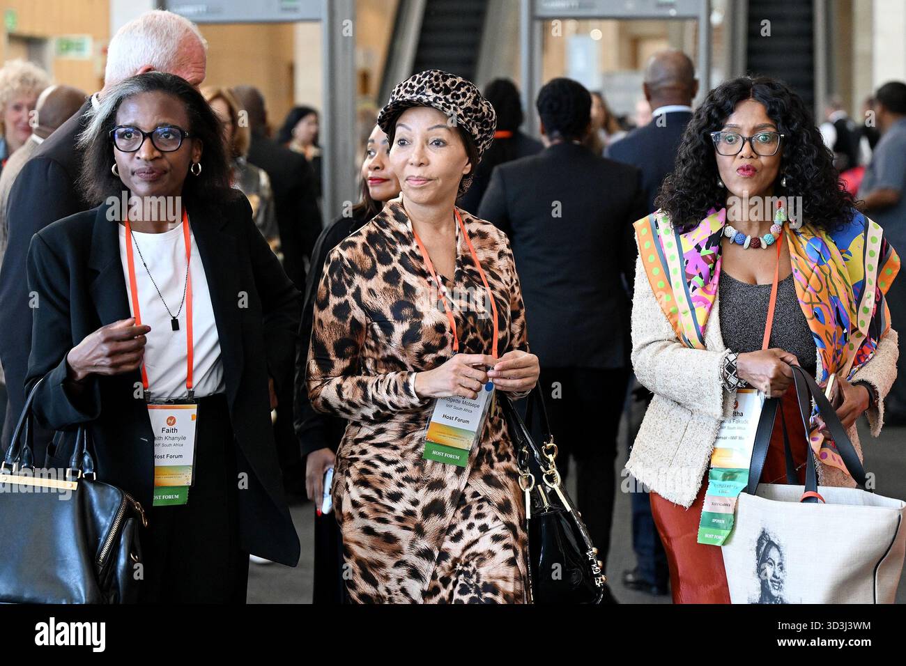 Città del Capo, Sud Africa. 6 novembre 2025. I delegati partecipano alla Conferenza internazionale delle donne (IWF) Global Cornerstone Conference a città del Capo, Sud Africa, 6 novembre 2025. Il presidente sudafricano Cyril Ramaphosa ha esortato i leader mondiali, i responsabili politici e la società civile a unirsi per difendere e far progredire i guadagni realizzati nell'empowerment femminile e nell'uguaglianza di genere.PER ANDARE CON "il presidente sudafricano sollecita uno sforzo globale unito sull'empowerment femminile" credito: Xabiso Mkhabela/Xinhua/Alamy Live News Foto Stock