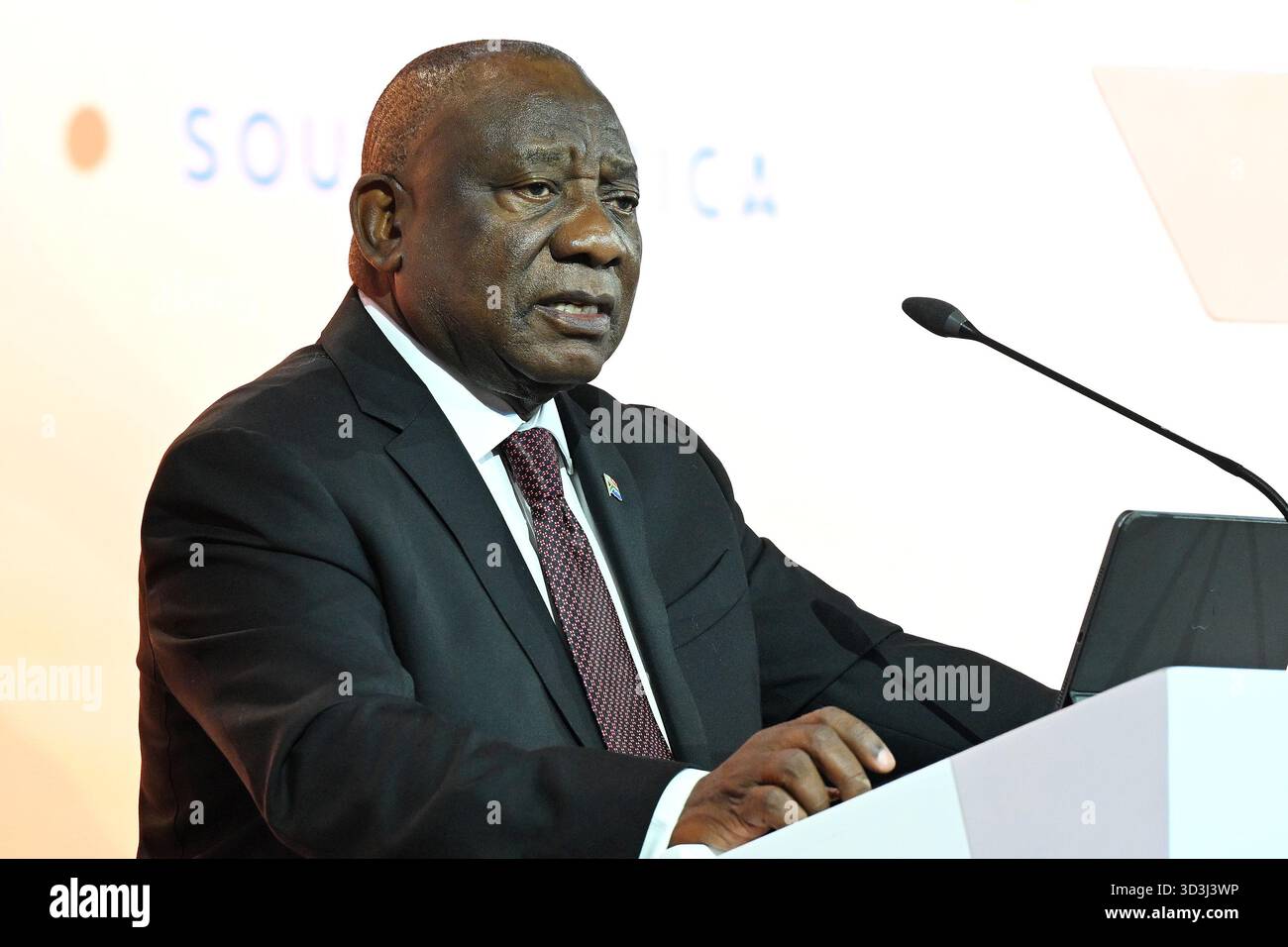 Città del Capo, Sud Africa. 6 novembre 2025. Il presidente sudafricano Cyril Ramaphosa parla alla Conferenza internazionale delle donne (IWF) Global Cornerstone Conference a città del Capo, Sud Africa, 6 novembre 2025. Ramaphosa ha esortato i leader mondiali, i responsabili politici e la società civile a unirsi per difendere e far progredire i guadagni realizzati nell'empowerment delle donne e nell'uguaglianza di genere.PER ANDARE CON "il presidente sudafricano sollecita uno sforzo globale unito sull'empowerment delle donne" credito: Xabiso Mkhabela/Xinhua/Alamy Live News Foto Stock