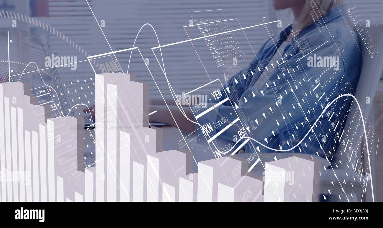 Donna adulta di medie dimensioni che analizza grafici finanziari in ufficio, con notebook, pannelli dati fluttuanti, spazio di copia Foto Stock