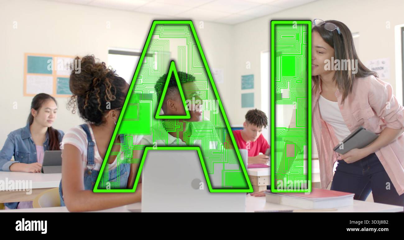 Guida l'insegnante che si appoggia sulle scrivanie degli studenti in un'aula luminosa, con computer portatili e tablet Foto Stock