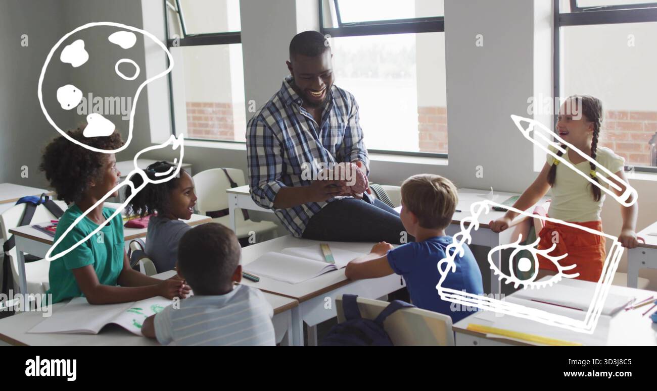 Insegnante di sesso maschile che tiene in mano un modello cerebrale in classe luminosa, con scrivanie e icone grafiche Foto Stock