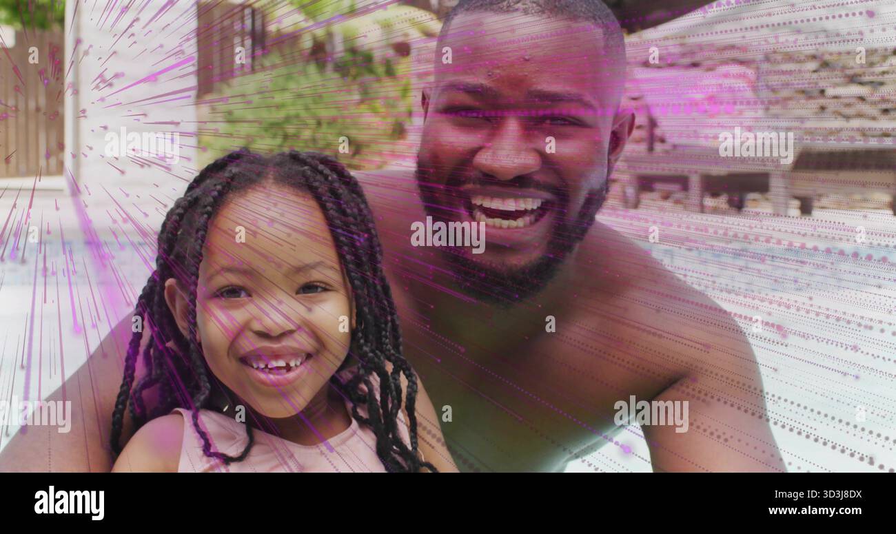 Padre e figlia sorridenti senza camicia in costume da bagno appoggiati sul bordo della piscina sul retro, con piante in vaso Foto Stock