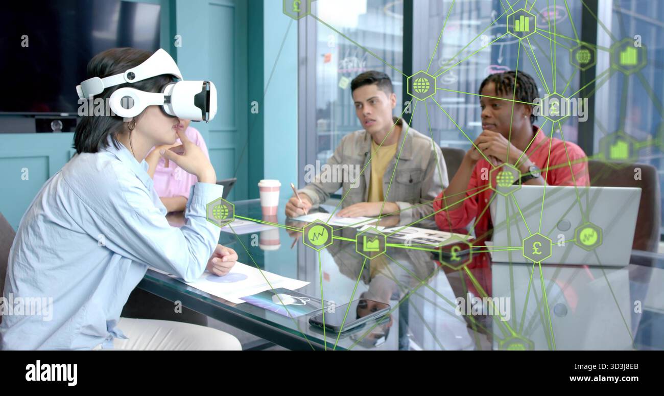 Donna che indossa una camicia blu, un visore VR al tavolo da conferenza con icone AR verdi, spazio copia Foto Stock