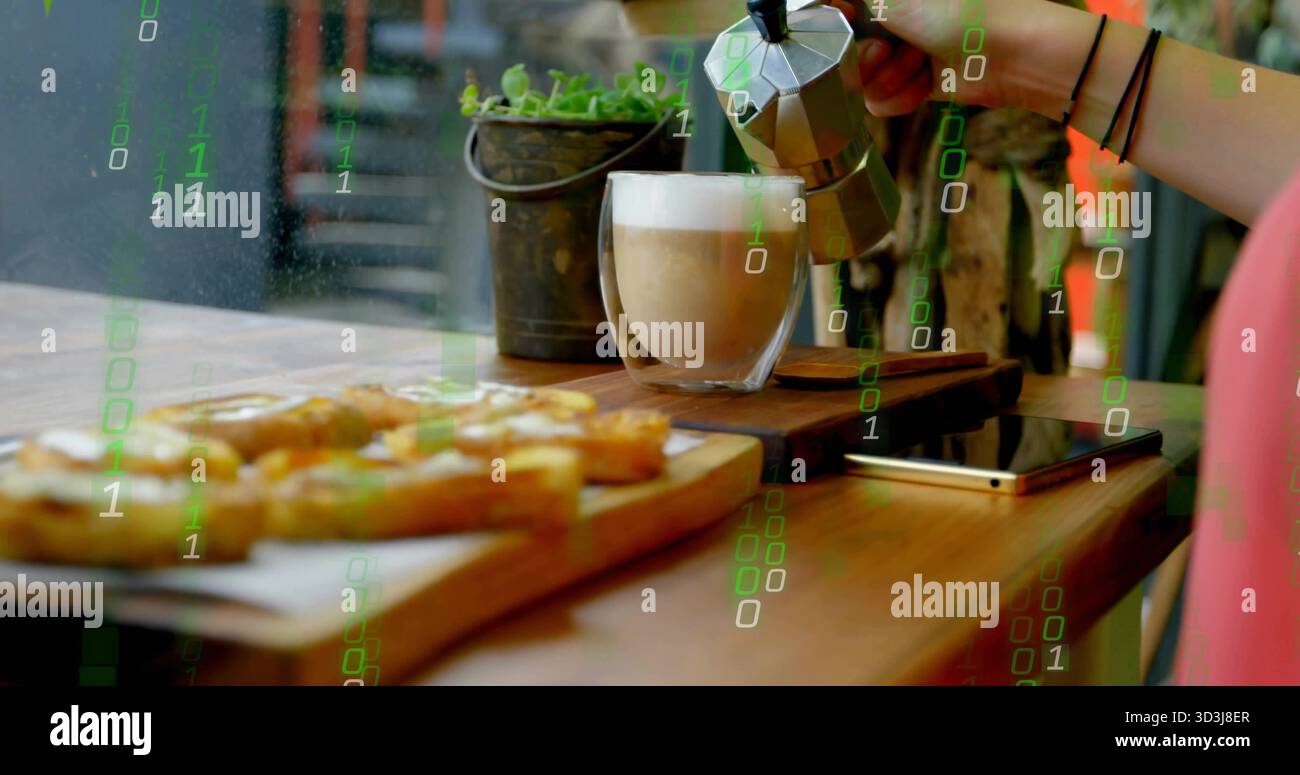 Donna che versa dalla macchina per espresso alla tazza sul tavolo del caffè, con toast all'avocado e sovrapposizione binaria verde Foto Stock
