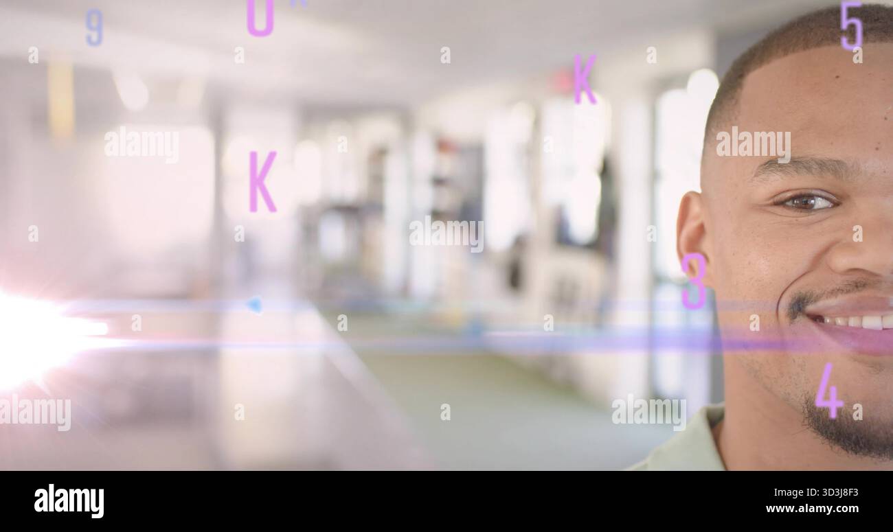 Uomo sorridente che indossa una camicia con colletto nel corridoio dell'ufficio con sovrapposizioni viola, luce parassita dell'obiettivo e spazio per le copie Foto Stock