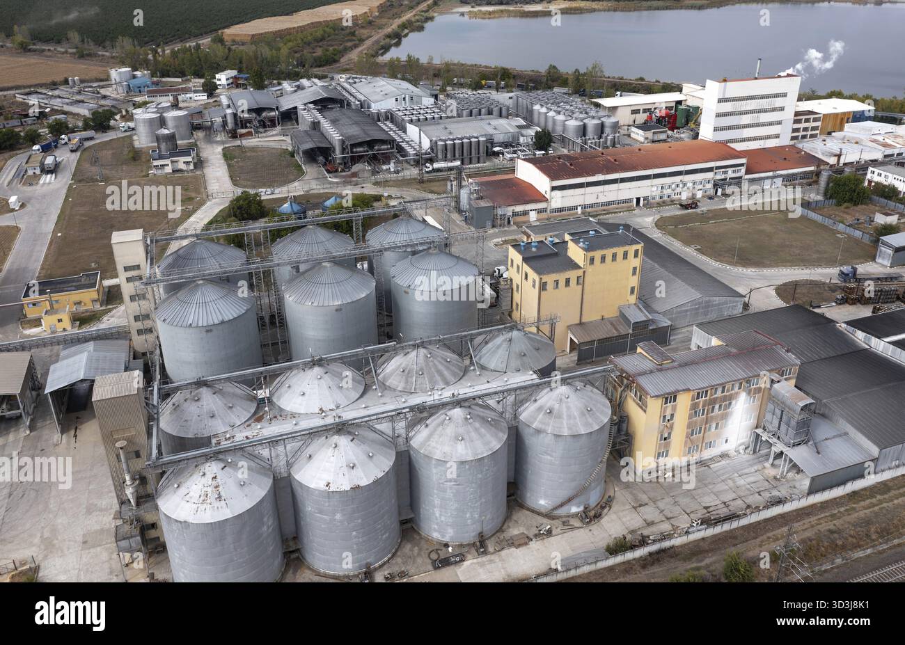 Vista aerea di un silos di metallo e di una fabbrica di vino vicino a Karnobat, Bulgaria. Industria vinicola di Karnobat Foto Stock