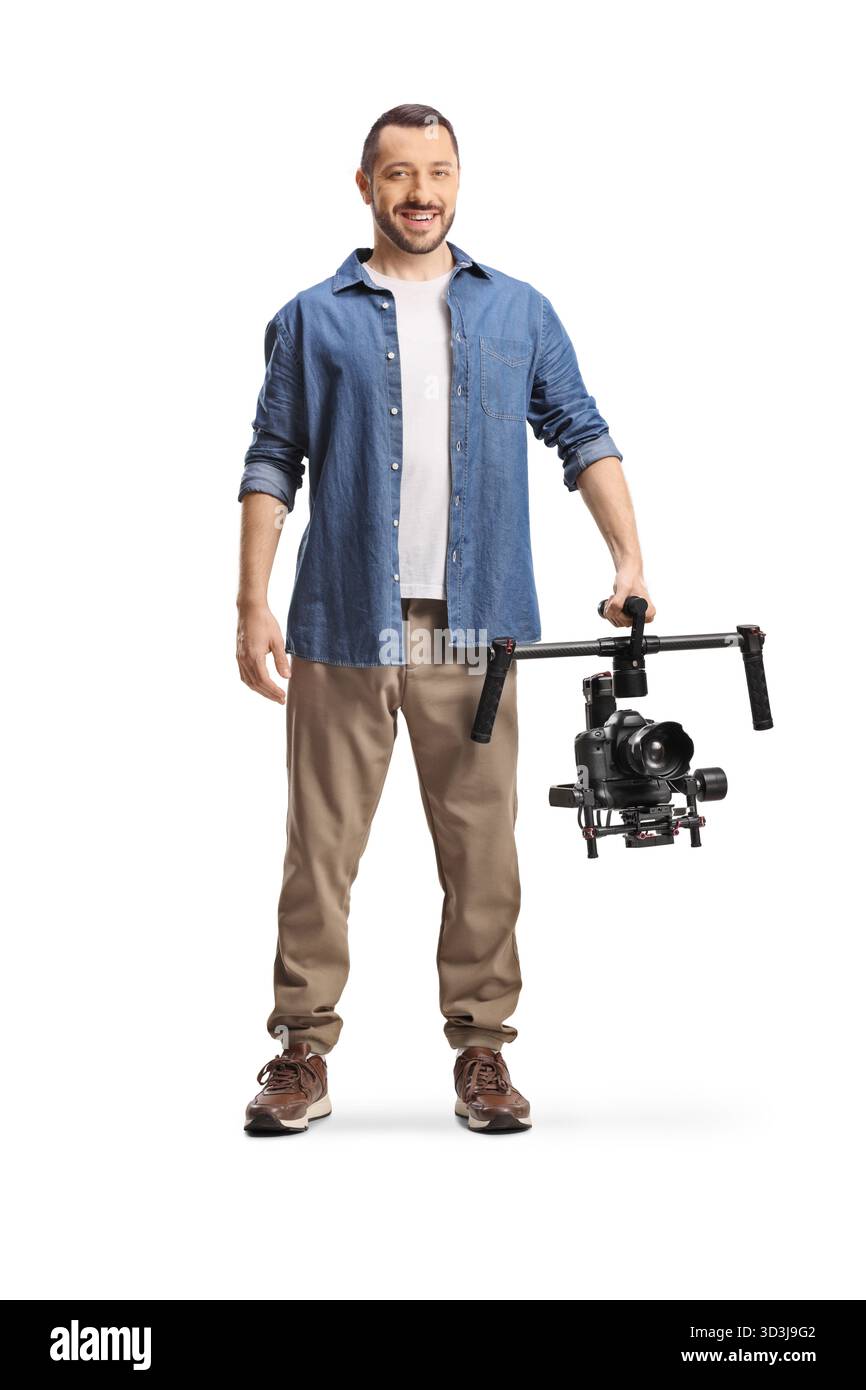 Uomo che tiene una fotocamera professionale su un supporto stabilizzante isolato su sfondo bianco Foto Stock