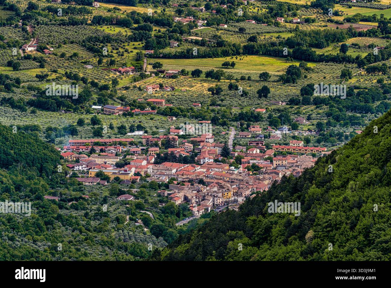 Vista dall'alto del paese di San Donato Val di Comino nel Parco Nazionale d'Abruzzo, Lazio e Molise. San Donato Val di Comino, Lazio Foto Stock