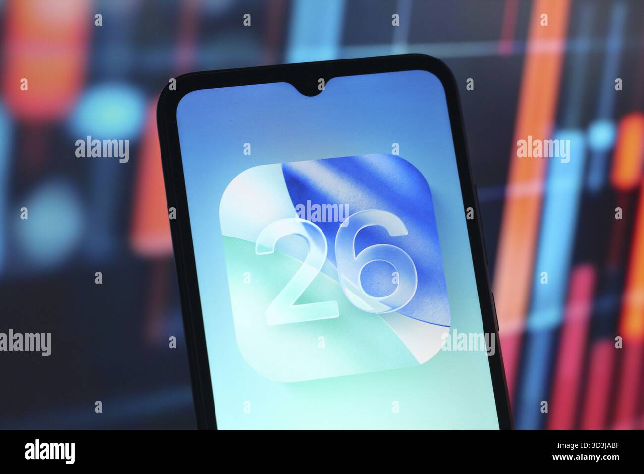 In questa immagine, il logo Apple iOS 26 viene visualizzato sullo schermo di uno smartphone Foto Stock