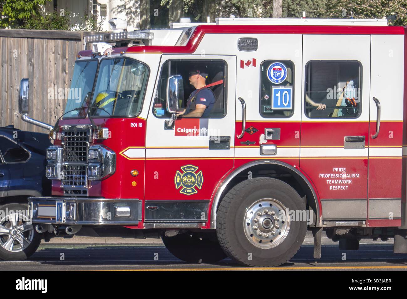 Calgary, Alberta, Canada. 8 giugno 2025. Un camion dei Vigili del fuoco di Calgary, impreziosito dal marchio canadese Pride e servizi di emergenza, guida, simbolo Foto Stock