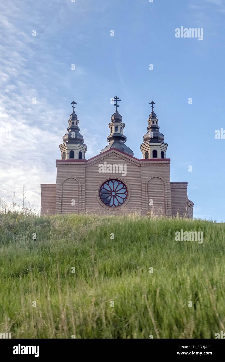Calgary, Alberta, Canada. 8 giugno 2025. Il sobborgo ortodosso ucraino di San Vladimir a Calgary si erge maestosamente su una collina erbosa, con le sue cupole uniche e circa Foto Stock