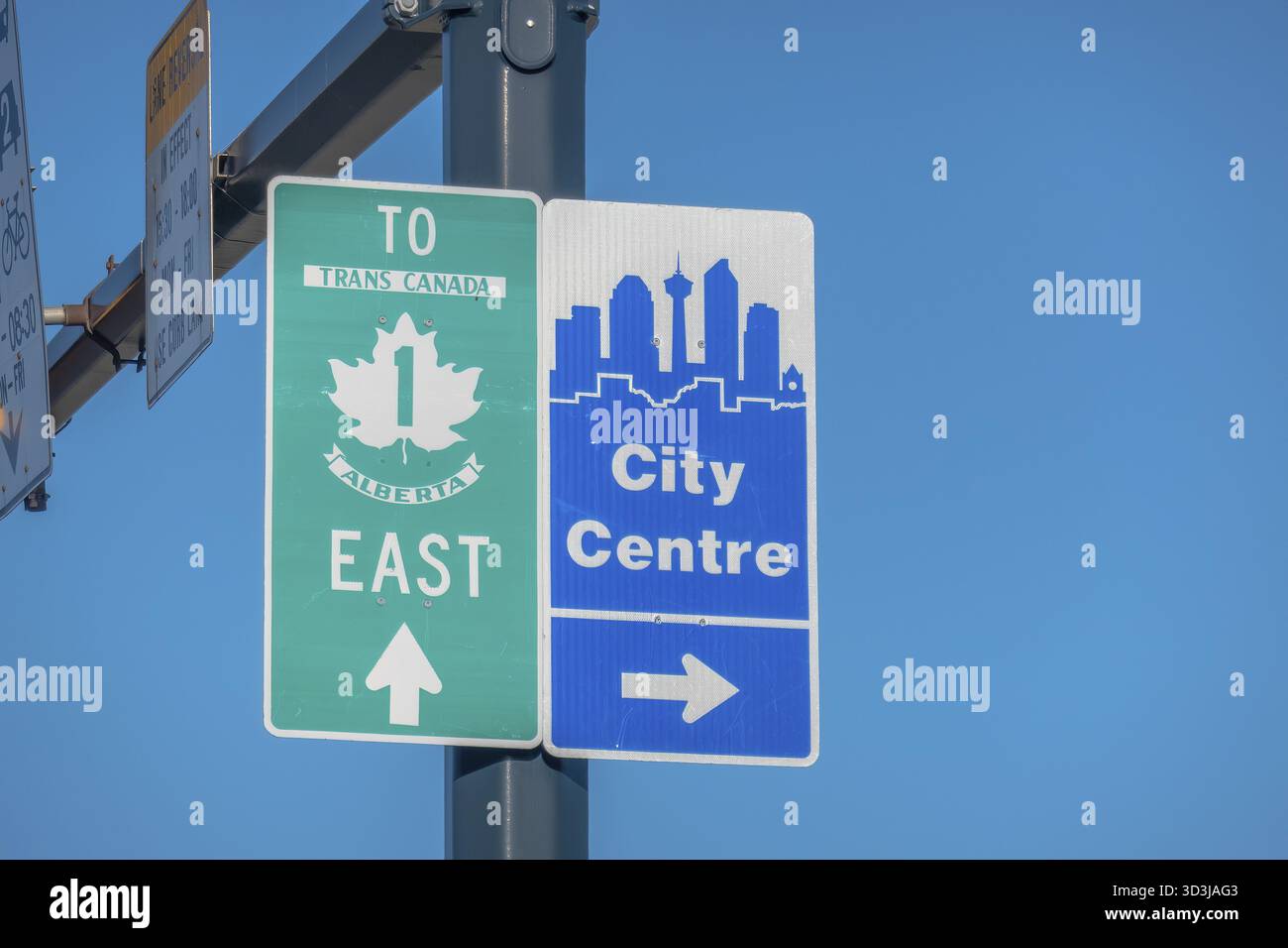 Calgary, Alberta, Canada. 5 giugno 2025. Le indicazioni stradali per l'autostrada Trans-Canada Highway East portano i viaggiatori verso l'Alberta con il simbolo della foglia d'acero e verso la C Foto Stock