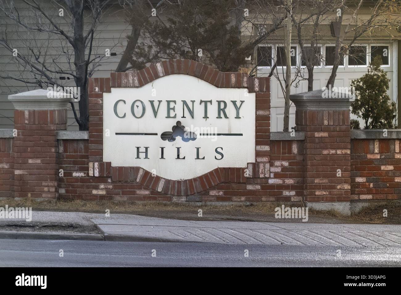 Calgary, Alberta, Canada. 23 marzo 2025. Un'immagine a livello di strada di un cartello della comunità di Coventry Hills, con il suo nome in lettere stilizzate contro un bri Foto Stock