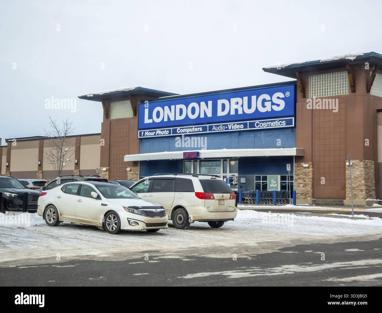 Calgary, Alberta, Canada. 9 dicembre 2024. La farmacia londinese, con la sua distintiva segnaletica blu e bianca, visibile in una scena invernale con neve-covere Foto Stock