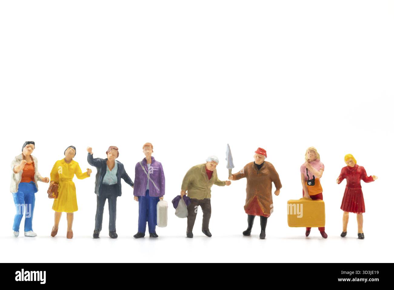 Persone in miniatura, Un gruppo di donne si stagliano insieme su uno sfondo bianco, concetto internazionale, giornata della donna Foto Stock