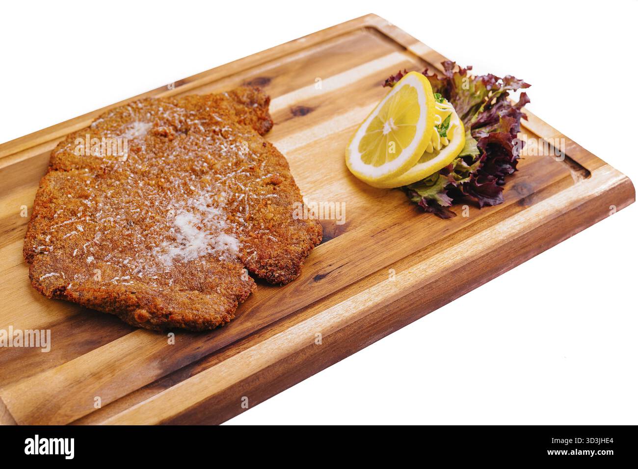 Cibo, schnitzel con insalata su vassoio di legno Foto Stock