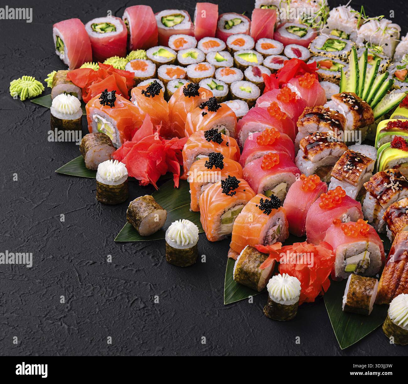 Cibo, grande sushi su una pietra nera Foto Stock