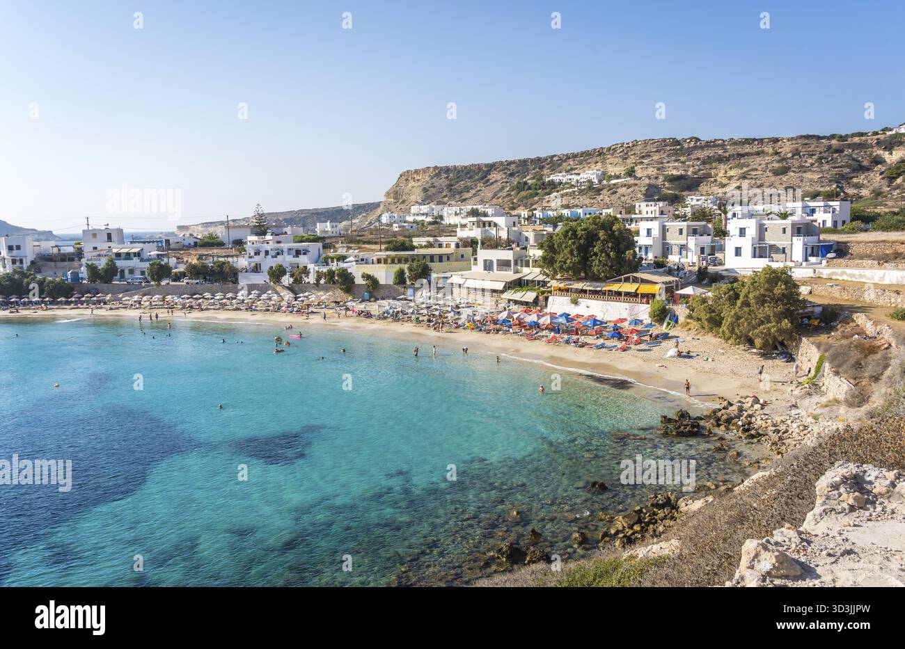 Lefkos Beach, Karpathos, Grecia - 2022 agosto : Spiaggia di sabbia bianca e acqua cristallina su una spiaggia greca popolare e bella Foto Stock