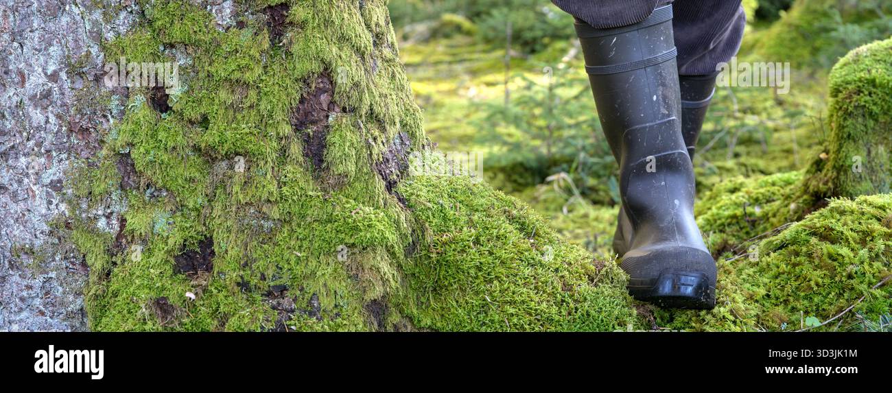 Robusti stivali in gomma, perfetti per le avventure all'aperto! Offrono presa, protezione e comfort in qualsiasi condizione atmosferica. Foto Stock