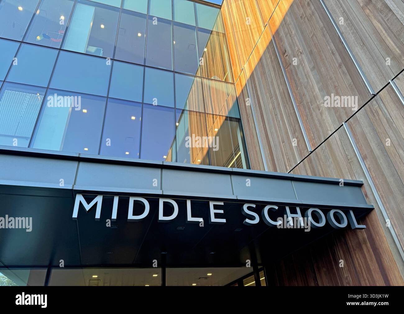 Facciata di un edificio della scuola media. Foto Stock
