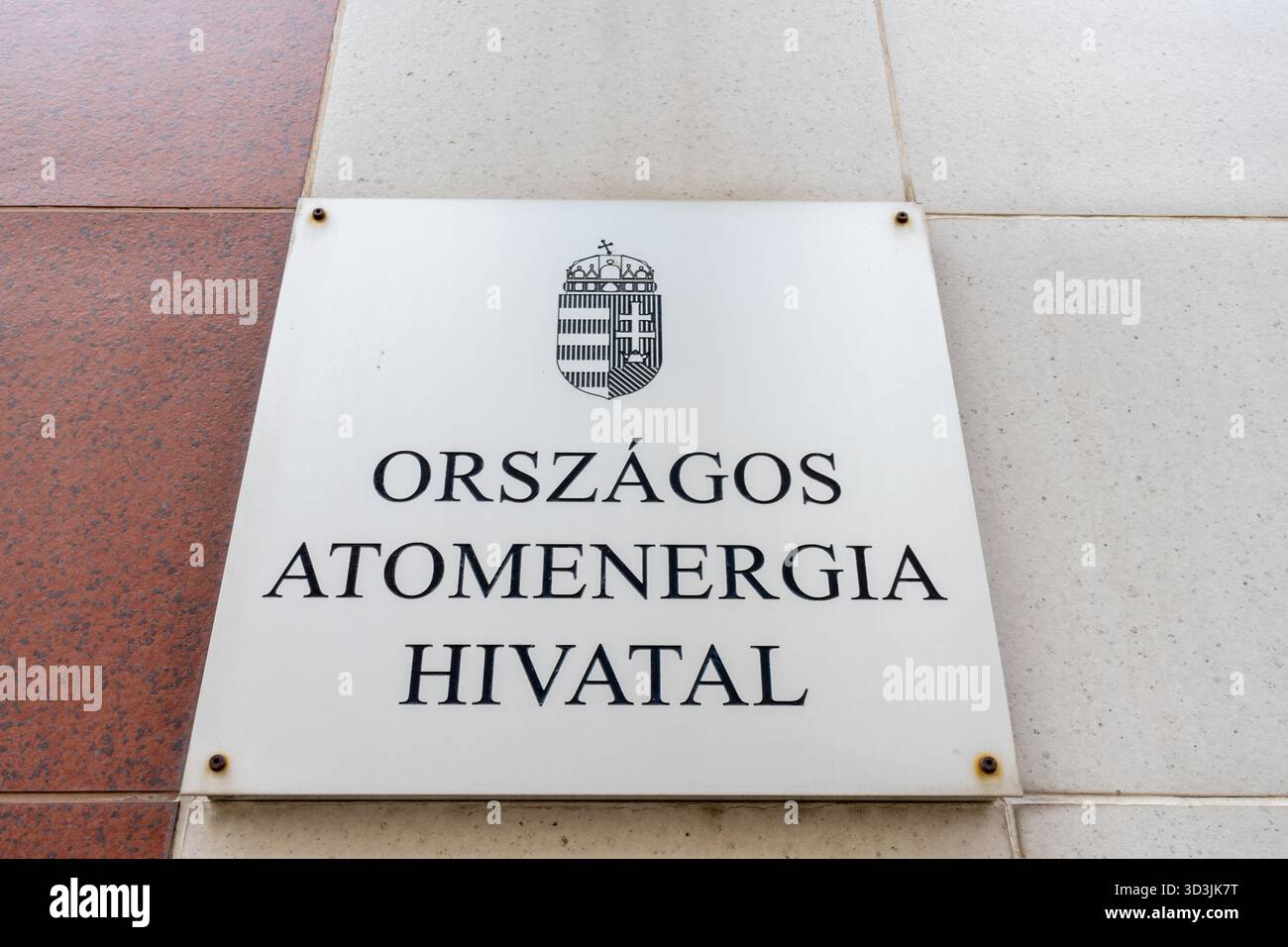 Targa dell’Autorità ungherese per l’energia atomica (HAEA) a Budapest, che mette in evidenza la regolamentazione nucleare, la sicurezza e la sorveglianza delle radiazioni. Foto Stock