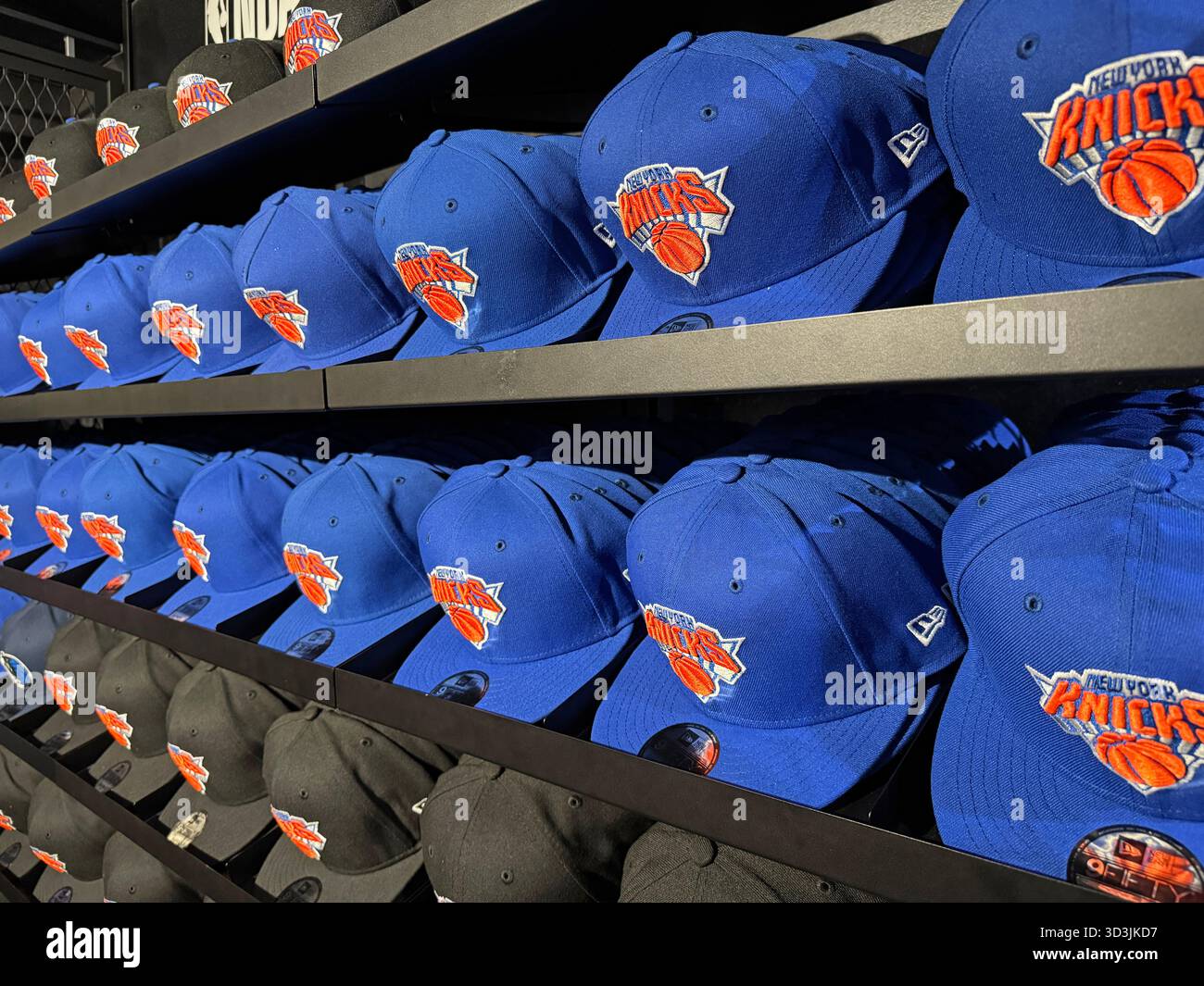 Cappelli snapback dei New York Knickerbockers in vendita presso il negozio NBA di Manhattan. Foto Stock
