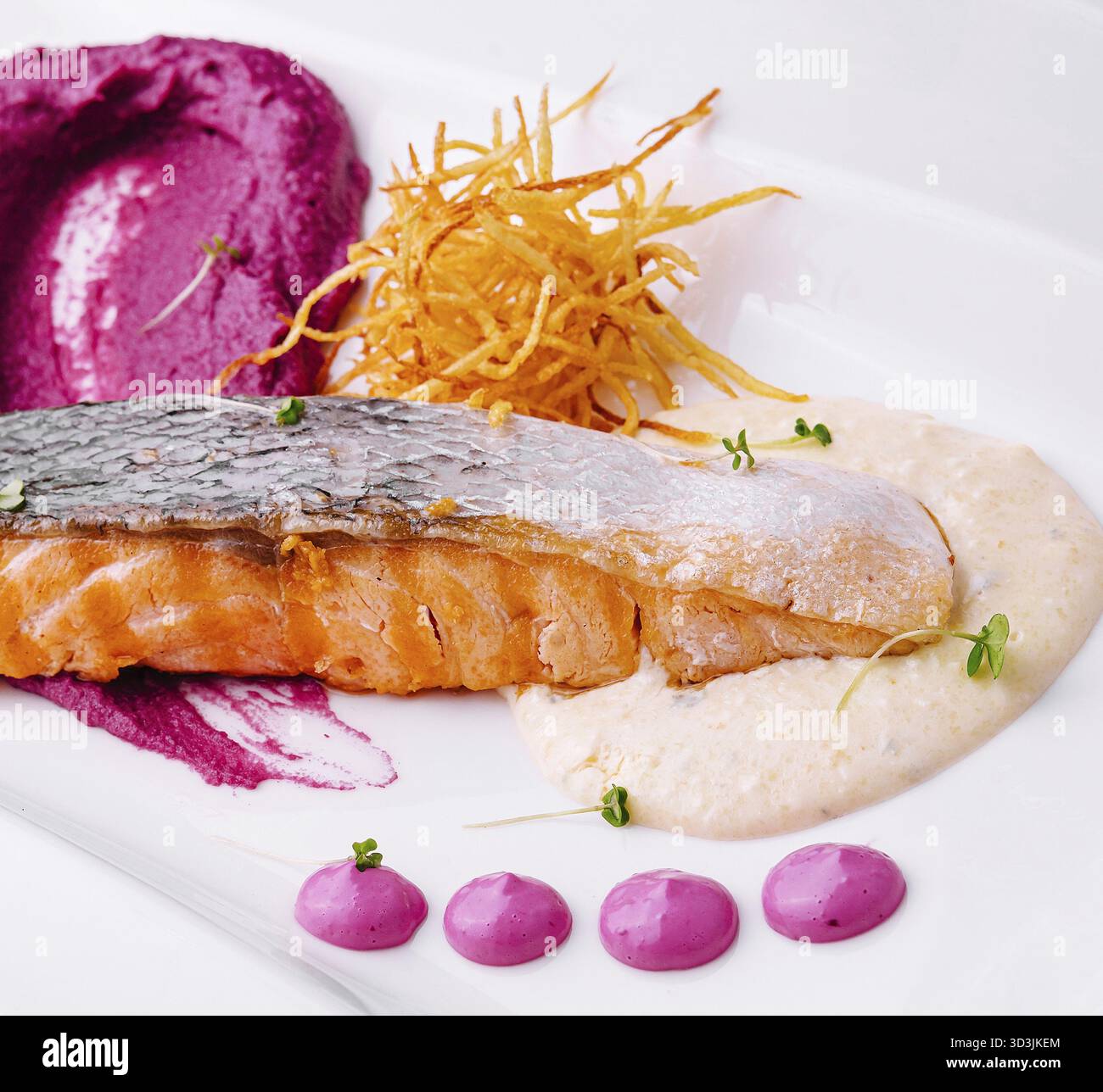 Cibo, salmone con purea di barbabietole e salsa di panna Foto Stock