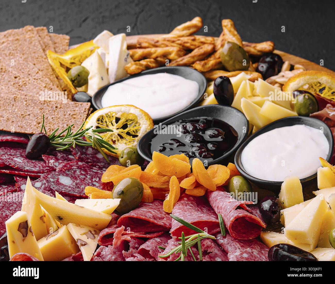 Cibo, vassoio in legno con selezione di antipasti italiani Foto Stock