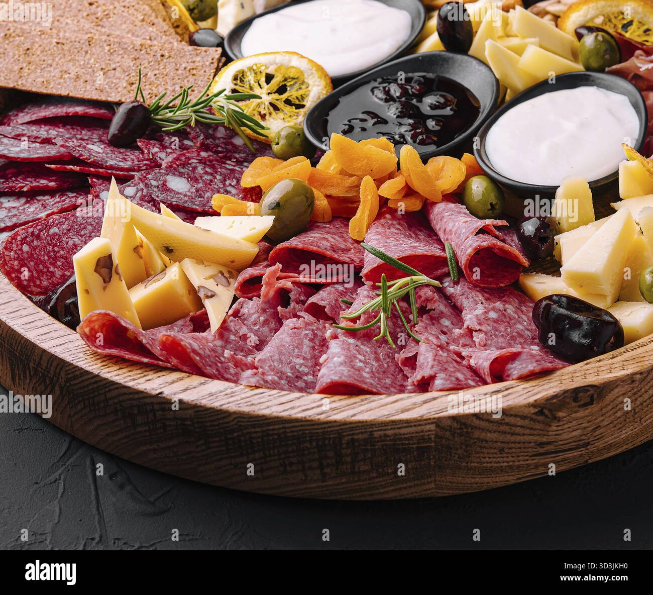 Cibo, vassoio in legno con selezione di antipasti italiani Foto Stock