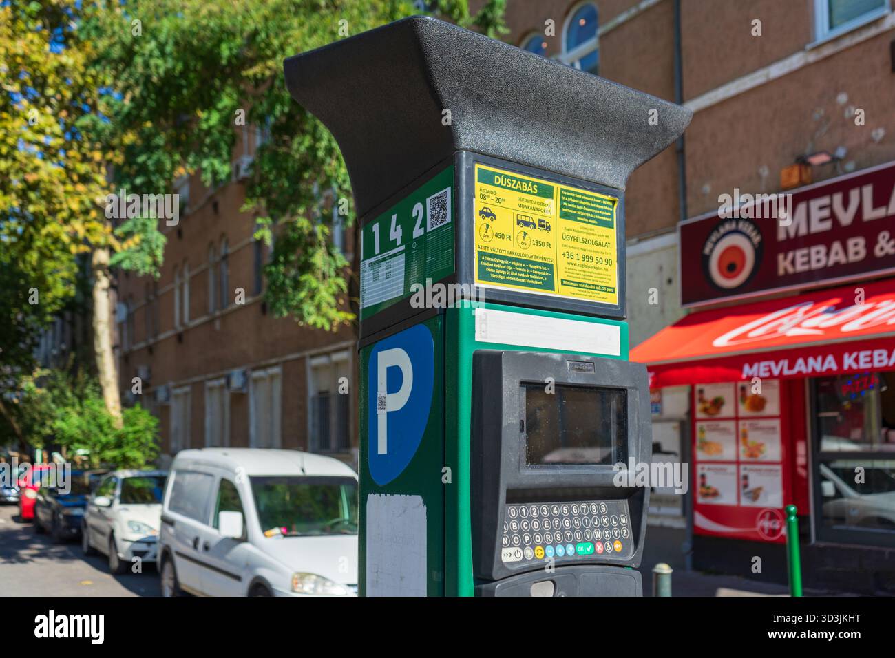 Parcheggio su strada nel quartiere XIV di Budapest Foto Stock