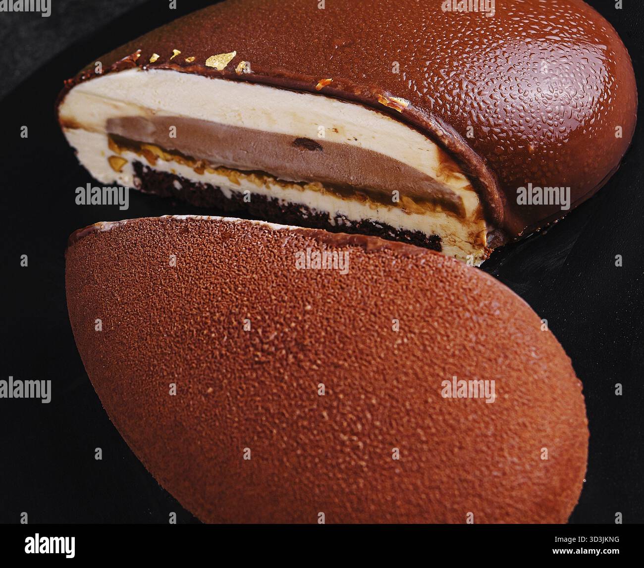 Cibo, Mousse Cake Snickers su piatto nero Foto Stock