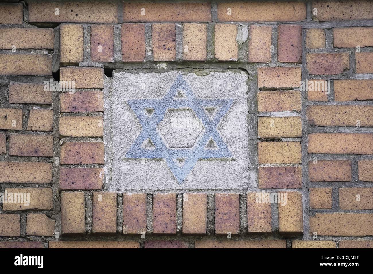 Sei punte Stella di David, elemento architettonico che indica la cultura ebraica, su una vecchia struttura in mattoni sbriciolati Foto Stock
