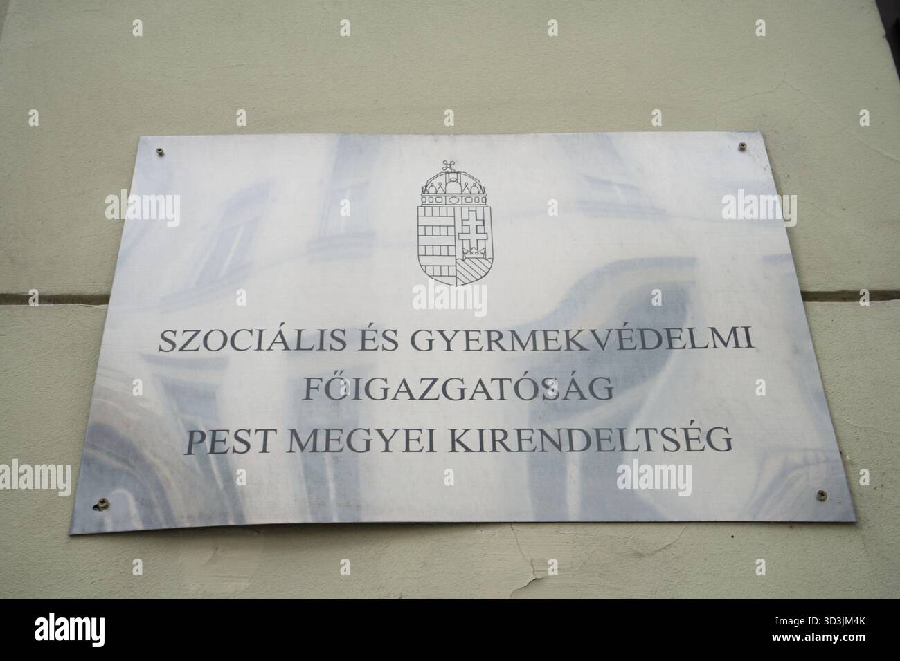 Segno della direzione ungherese per la protezione sociale e dell'infanzia, filiale della contea di Pest. Foto Stock