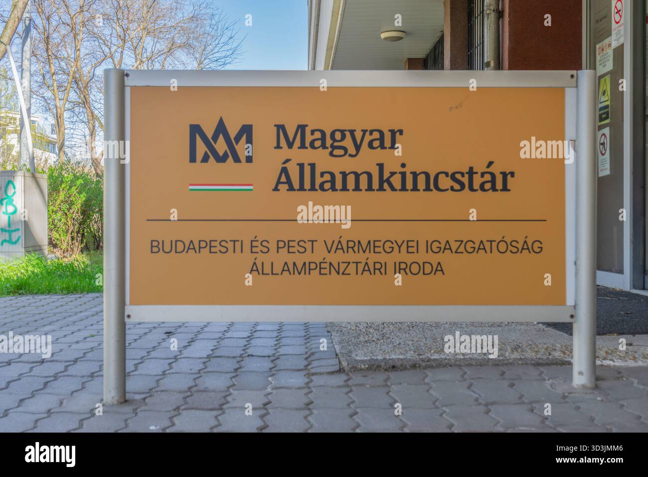 Ufficio del Tesoro ungherese a Budapest — insegna del Tesoro regionale. Foto Stock