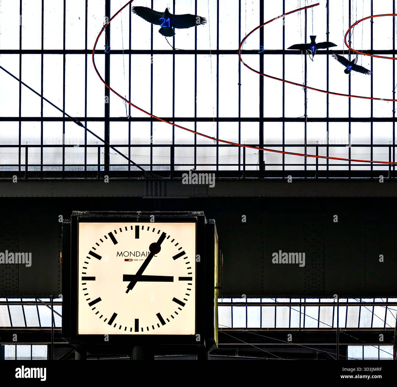 Grande orologio a cubo nella stazione ferroviaria principale di Zurigo di fronte all'opera d'arte "l'uovo filosofico" di Mario Merz, Svizzera Foto Stock