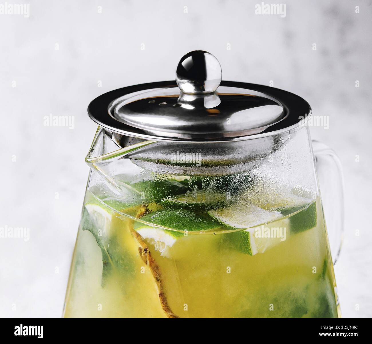 Cibo, tè verde freddo alla frutta della passione o limonata con lime e menta Foto Stock