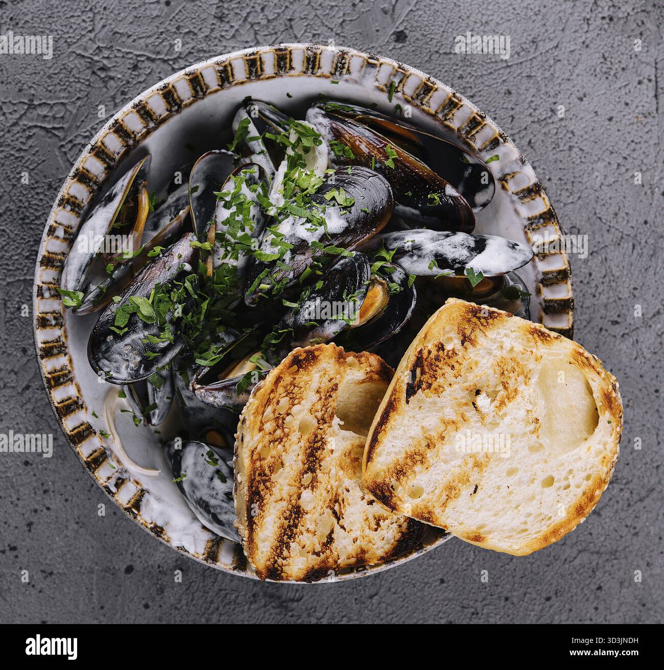 Cibo, tradizionale barbecue di cozze azzurre italiane con baguette Foto Stock