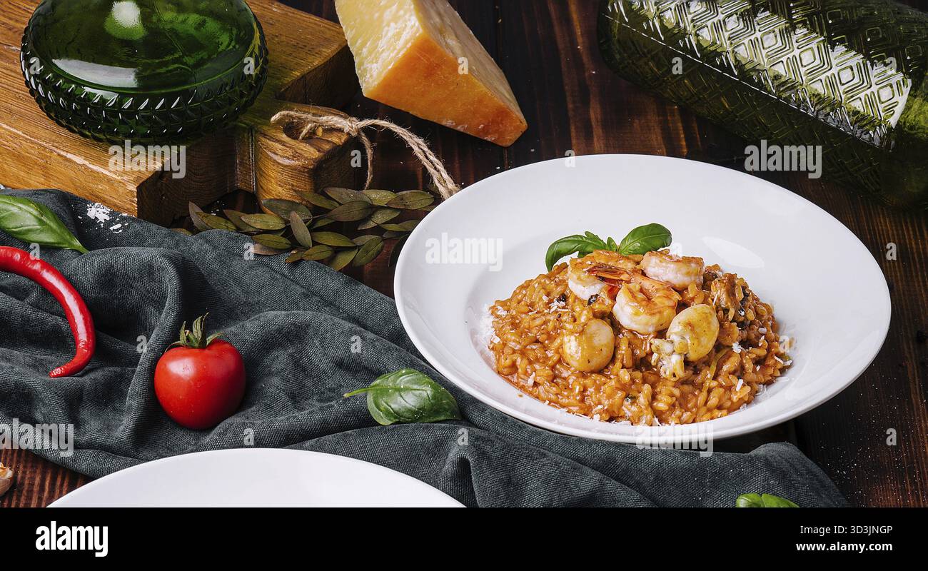 Cibo, specialità di pesce e riso: Gamberi e polpo in salsa Foto Stock