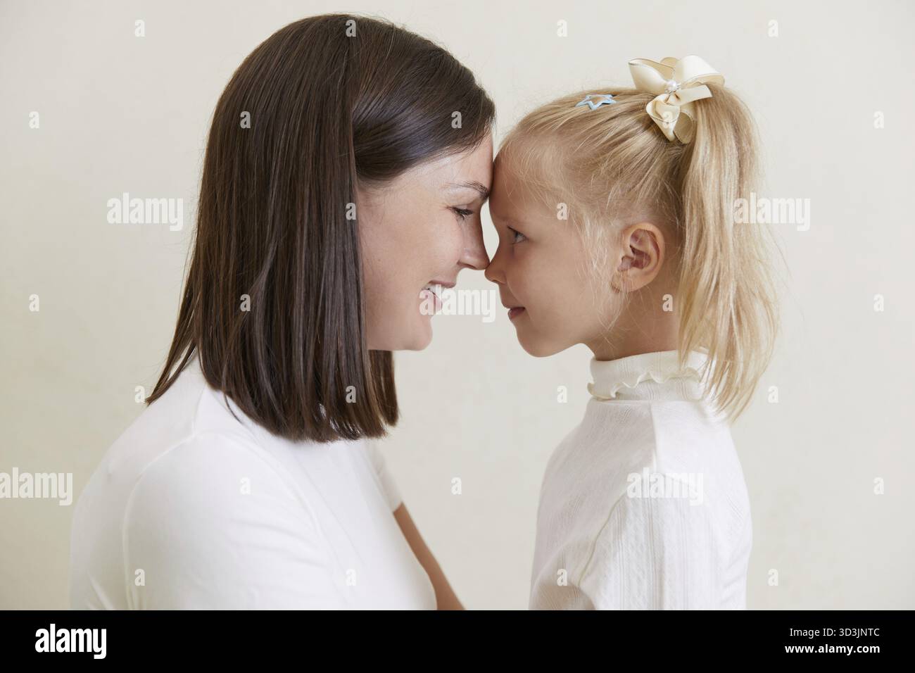 Allegra figlia che guarda la madre felicissima che ride divertendosi, amore e cura concetto di momento tenero Foto Stock