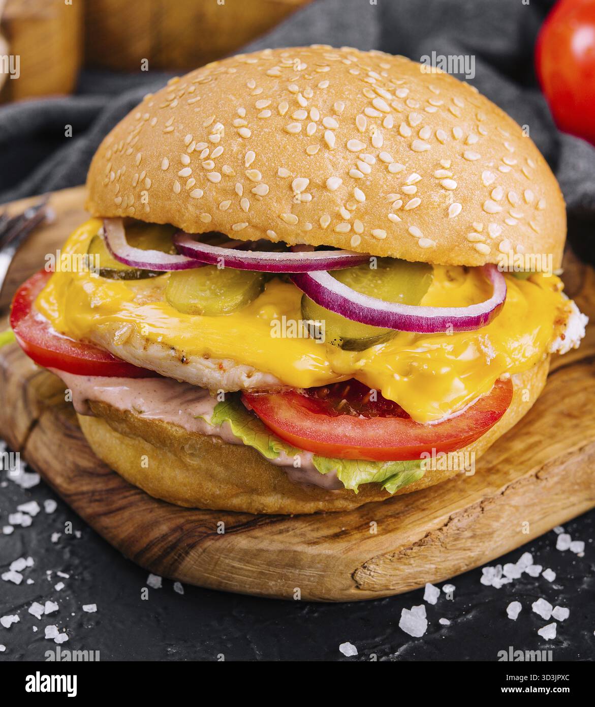 Cibo, hamburger americano con cotoletta di pollo su vassoio di legno Foto Stock
